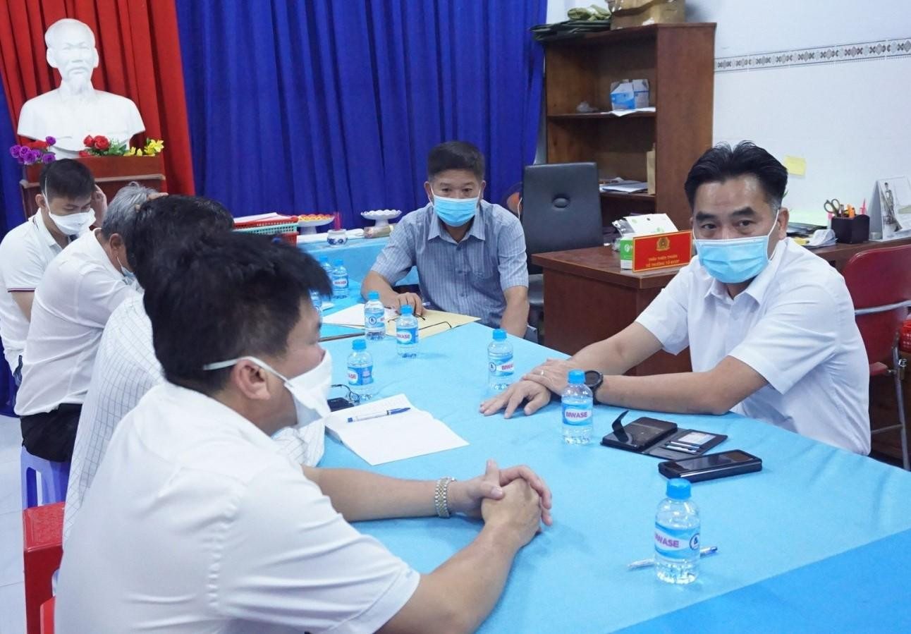 Ông Nguyễn Lộc Hà, Phó Chủ tịch UBND tỉnh Bình Dương (bìa phải) chỉ đạo các đơn vị sau khi phát hiện ca dương tính