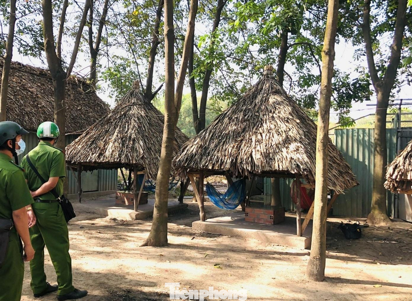 Lực lượng chức năng tiến hành cưỡng chế công trình sau thời gian cho phép chủ đầu tư tự tháo dỡ