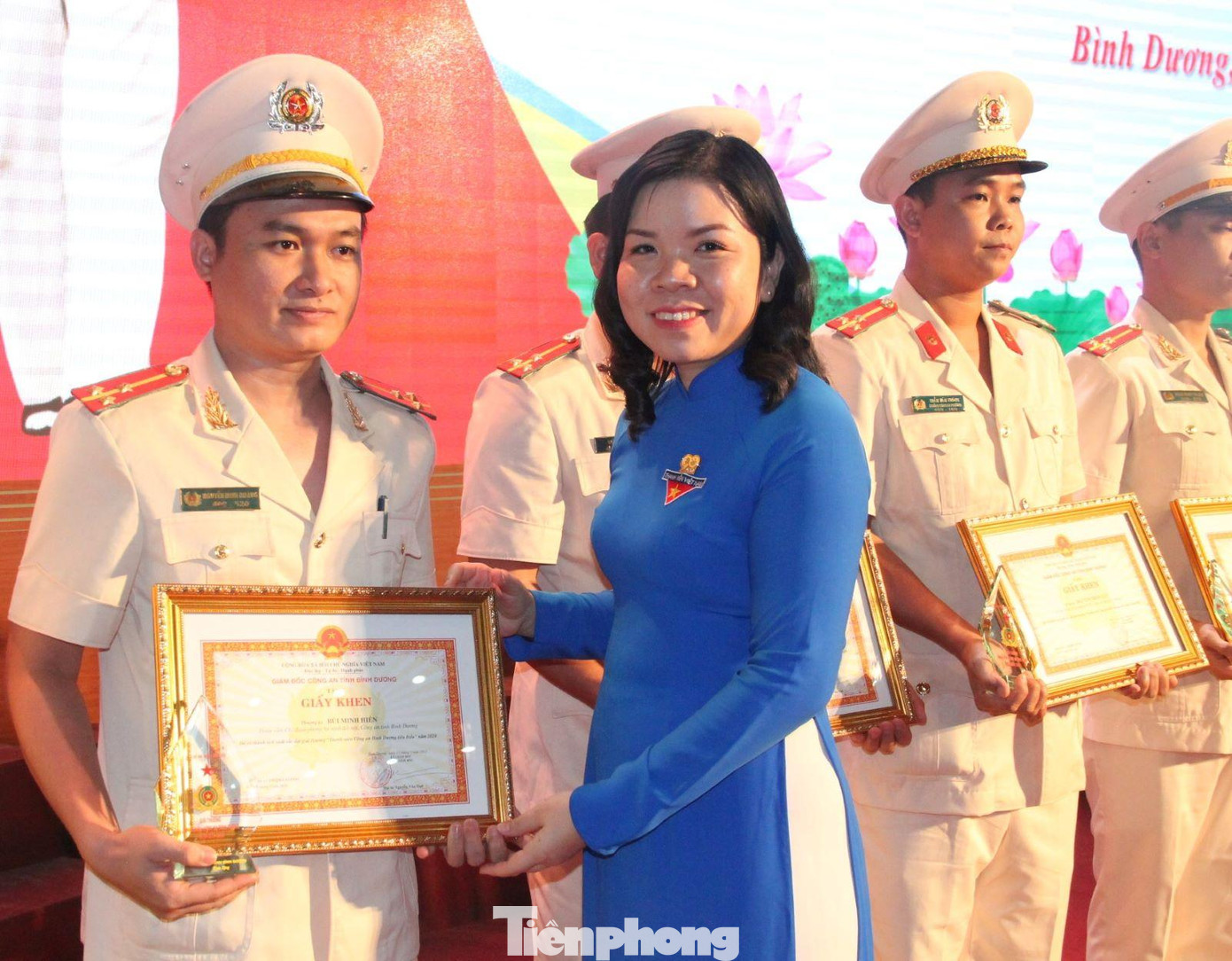 Chị Nguyễn Thị Ngọc Xuân, Bí thư Tỉnh đoàn Bình Dương tặng giấy khen cho đoàn viên có thành tích xuất sắc