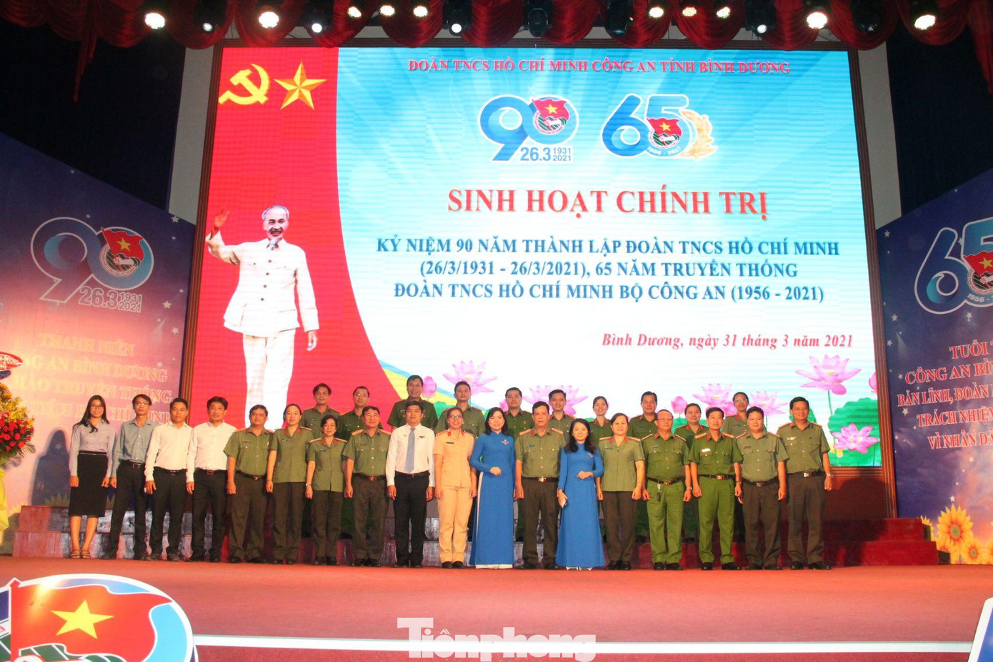 Lãnh đạo Công an tỉnh và Tỉnh đoàn Bình Dương chụp hình lưu niệm tại buổi lễ