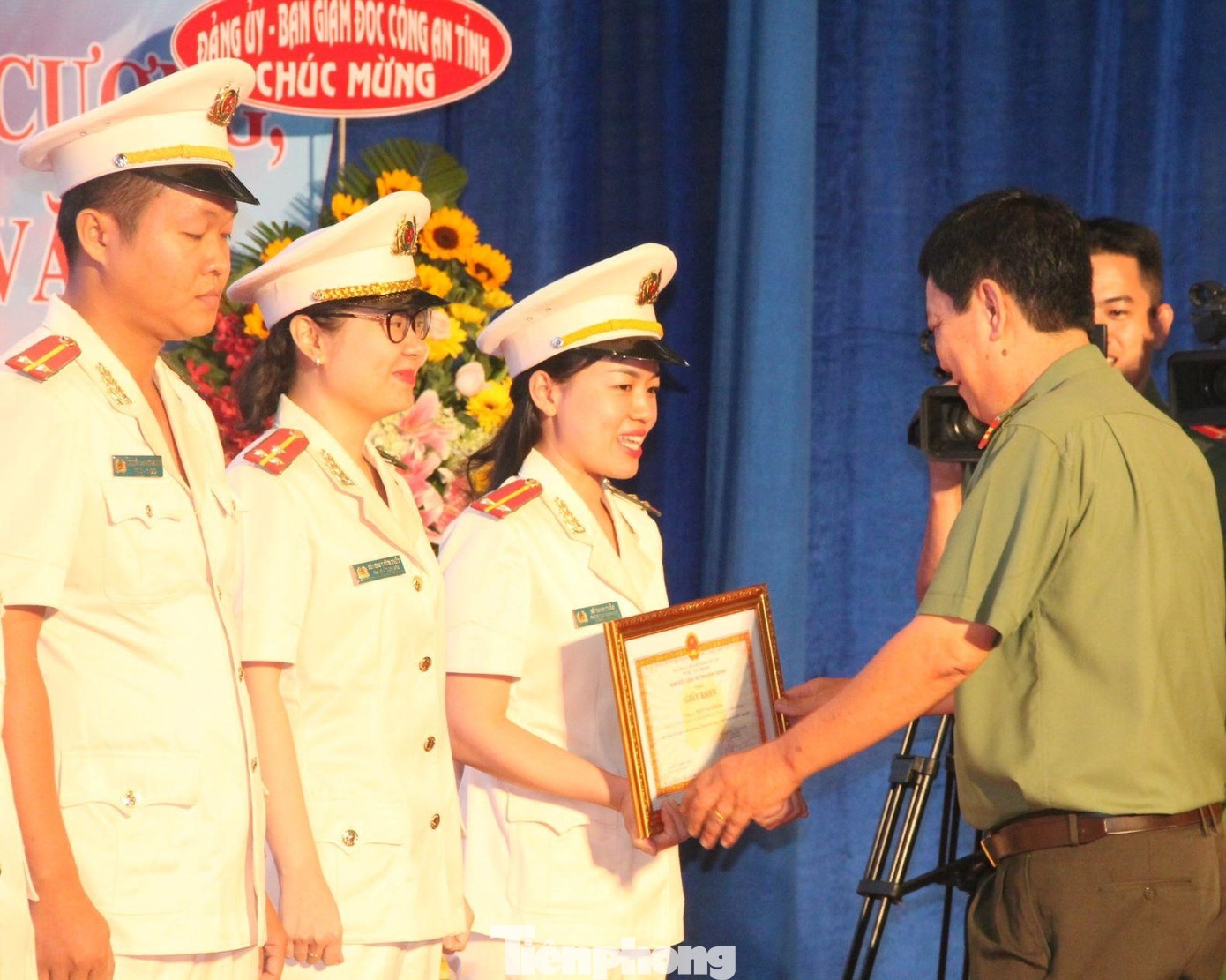 Đại tá Nguyễn Văn Dựt, Phó giám đốc Công an tỉnh Bình Dương tặng giấy khen cho đoàn viên có thành tích xuất sắc