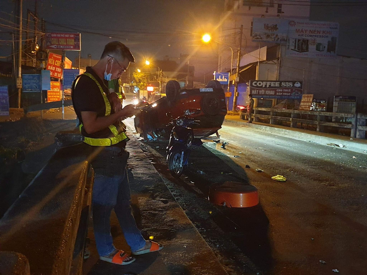 Chiếc ô tô lật ngửa giữa đường