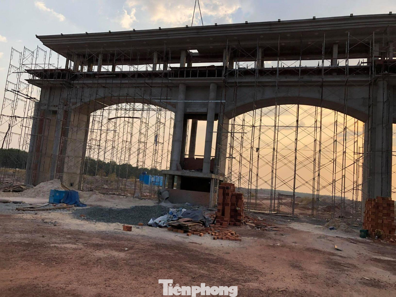 Cổng dự án đã được xây dựng nhưng bị tạm ngưng Cổng dự án đã được xây dựng nhưng bị tạm ngưng