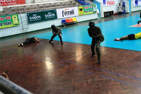 Dũng mãnh áp sát bọn khủng bố