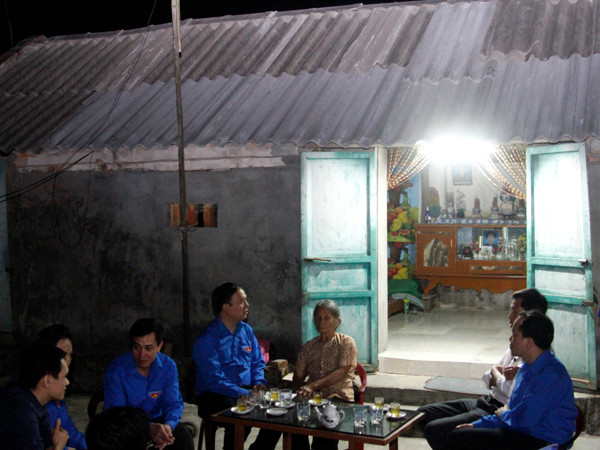 Đoàn đã 60 suất quà (mỗi suất trị giá 1 triệu đồng) đã được gửi tới các gia đình. Bên cạnh đó có sách vở, áo thun cho học sinh và mì tôm do Hội Liên hiệp Thanh niên Việt Nam; Đoàn Khối Doanh nghiệp Trung ương chung tay ủng hộ