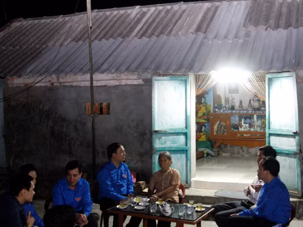 Đoàn đã 60 suất quà (mỗi suất trị giá 1 triệu đồng) đã được gửi tới các gia đình. Bên cạnh đó có sách vở, áo thun cho học sinh và mì tôm do Hội Liên hiệp Thanh niên Việt Nam; Đoàn Khối Doanh nghiệp Trung ương chung tay ủng hộ