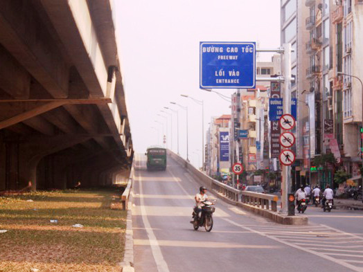 Nhưng nhiều người vẫn bất chấp nguy hiểm, phóng lên đường cao tốc để đi