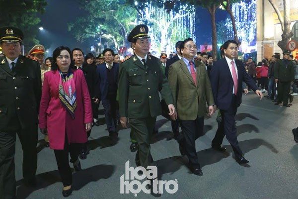 Cả nước tưng bừng đón năm mới Bính Thân 2016 ảnh 19