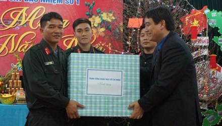 Cả nước tưng bừng đón năm mới Bính Thân 2016 ảnh 20