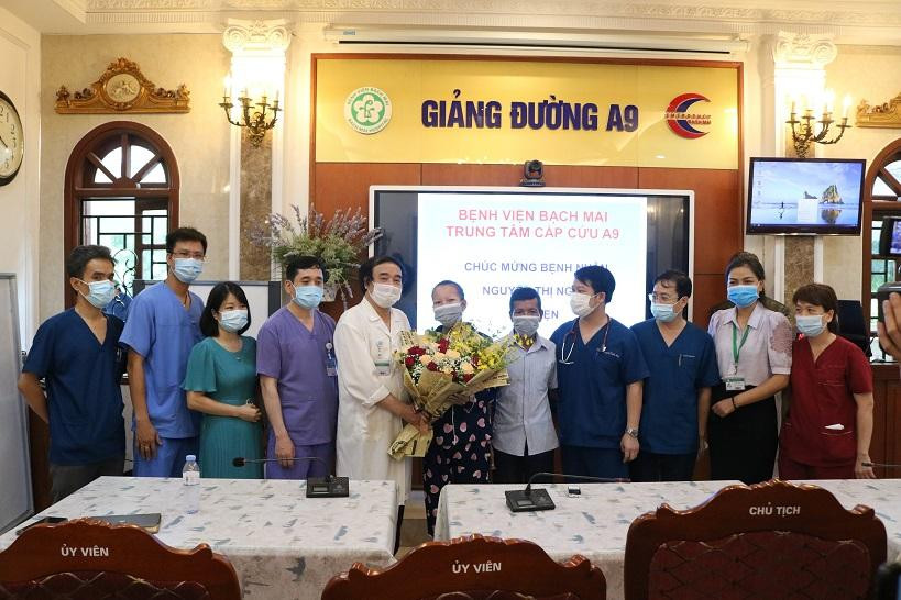 Sản phụ Ng xúc động cảm ơn các bác sỹ đã cứu sống chị. Ảnh: Bác sỹ cung cấp