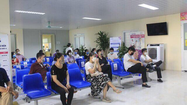 Người dân chờ làm thủ tục để đăng ký tiêm vắc xin tại Bệnh viện E Trung ương. Người dân chờ làm thủ tục để đăng ký tiêm vắc xin tại Bệnh viện E Trung ương.