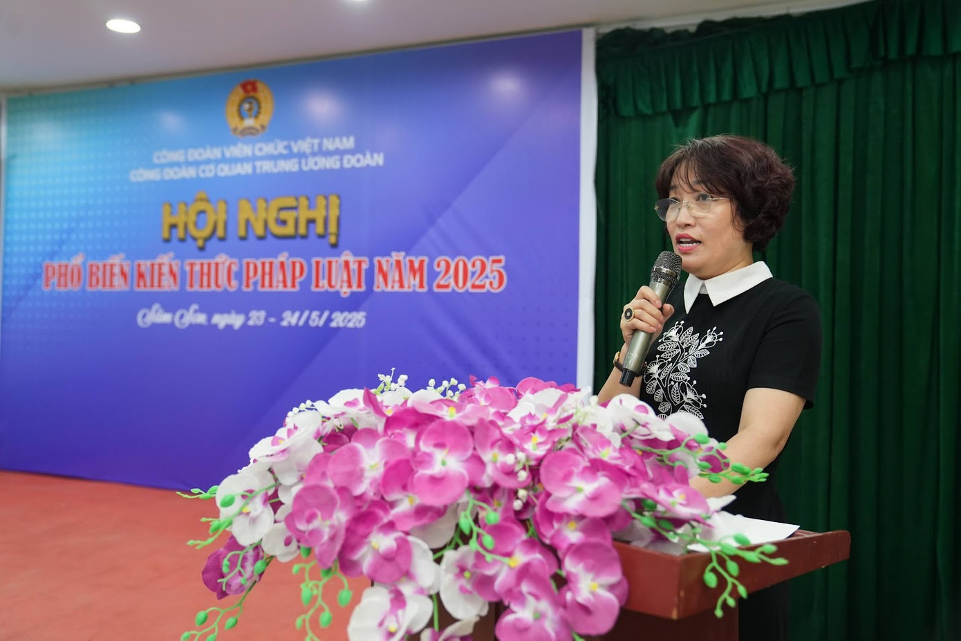 Chị Lê Hồng Hạnh, Chủ tịch Công đoàn cơ quan Trung ương Đoàn, phát biểu tại Hội nghị.