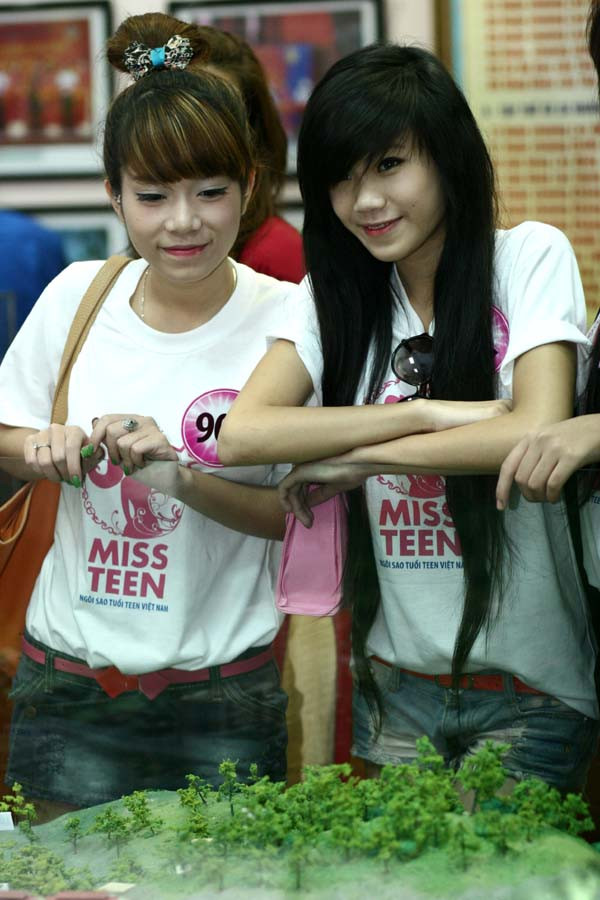 Thăm phòng truyền thống của công ty 