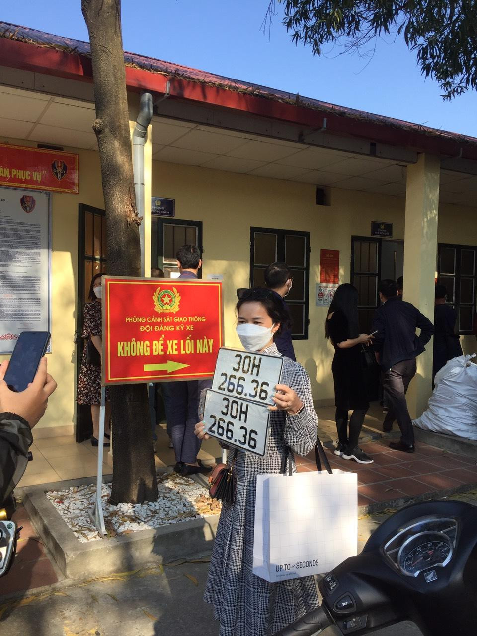 Các điểm đăng ký ô tô được dự báo cũng sẽ đông đúc dịp cuối năm. Hiện nay phần lớn người mua ô tô thường "nhờ" các nhân viên tư vấn bán hàng làm thủ tục nộp thuế và đăng ký, đăng kiểm. Tất nhiên, đi kèm là các mức phí tự thoả thuận. Các điểm đăng ký ô tô được dự báo cũng sẽ đông đúc dịp cuối năm. Hiện nay phần lớn người mua ô tô thường "nhờ" các nhân viên tư vấn bán hàng làm thủ tục nộp thuế và đăng ký, đăng kiểm. Tất nhiên, đi kèm là các mức phí tự thoả thuận.