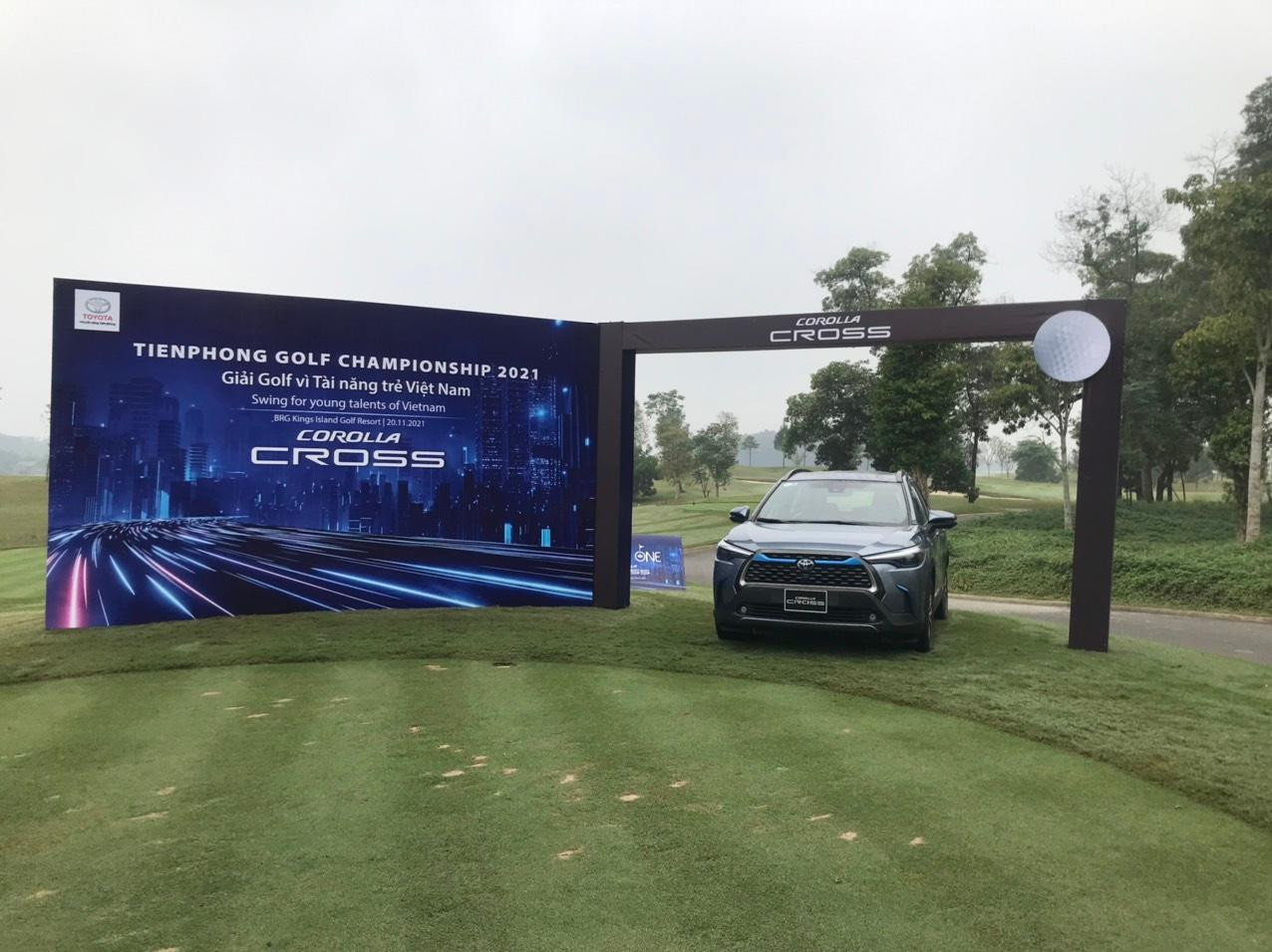 Chiếc Toyota Corolla Cross 1.8HV với động cơ xăng lai điện khá hiện đại cùng mức giá 910 triệu đồng làm giải HIO hố 17 sân King Course. Chiếc Toyota Corolla Cross 1.8HV với động cơ xăng lai điện khá hiện đại cùng mức giá 910 triệu đồng làm giải HIO hố 17 sân King Course.