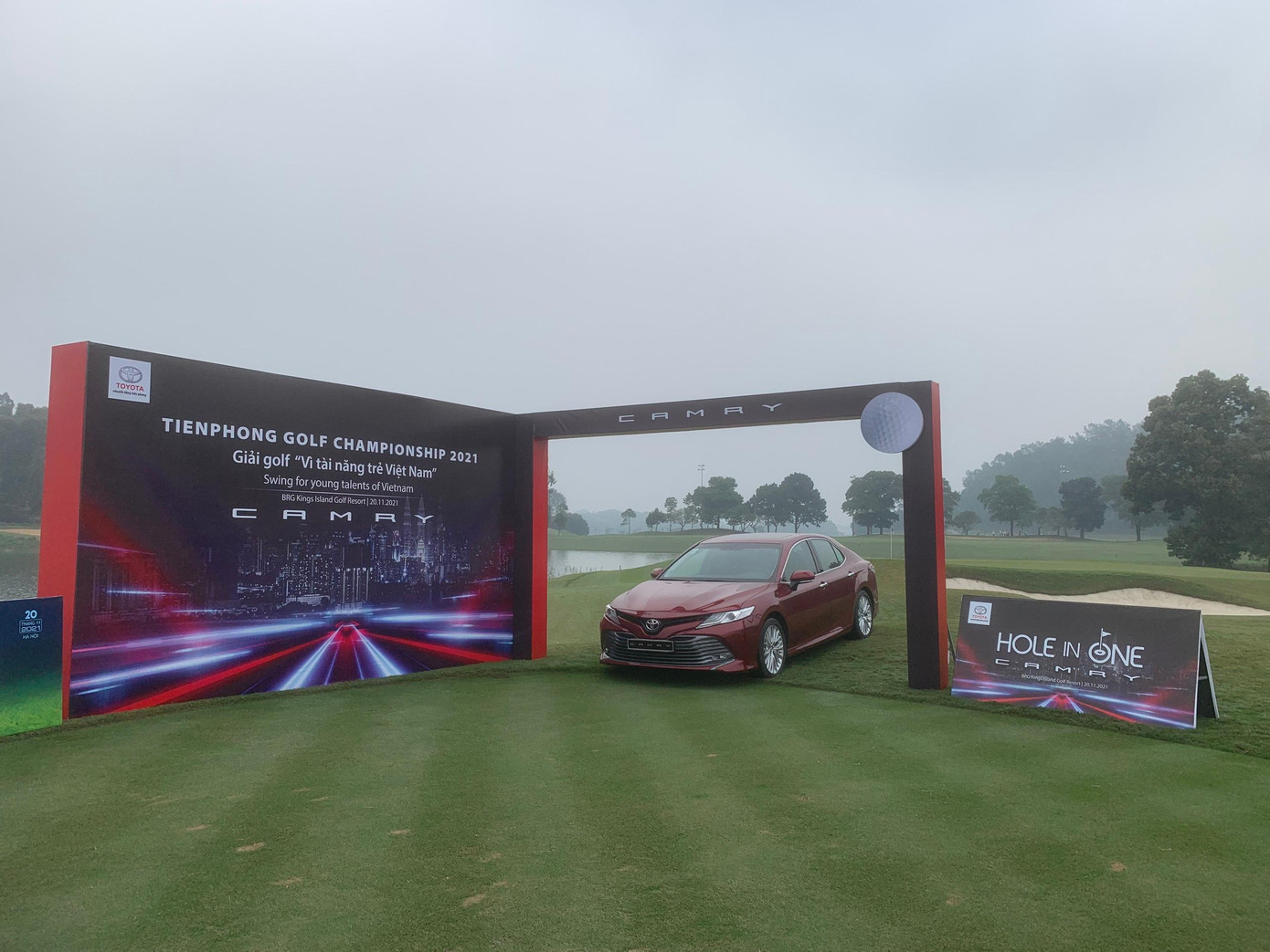 Hai chiếc Toyota Camry làm giải thưởng HIO là phiên bản 2.5Q màu trắng và đỏ cùng mức giá từ 1,235 đến 1,243 tỷ đồng. Hai chiếc Toyota Camry làm giải thưởng HIO là phiên bản 2.5Q màu trắng và đỏ cùng mức giá từ 1,235 đến 1,243 tỷ đồng.