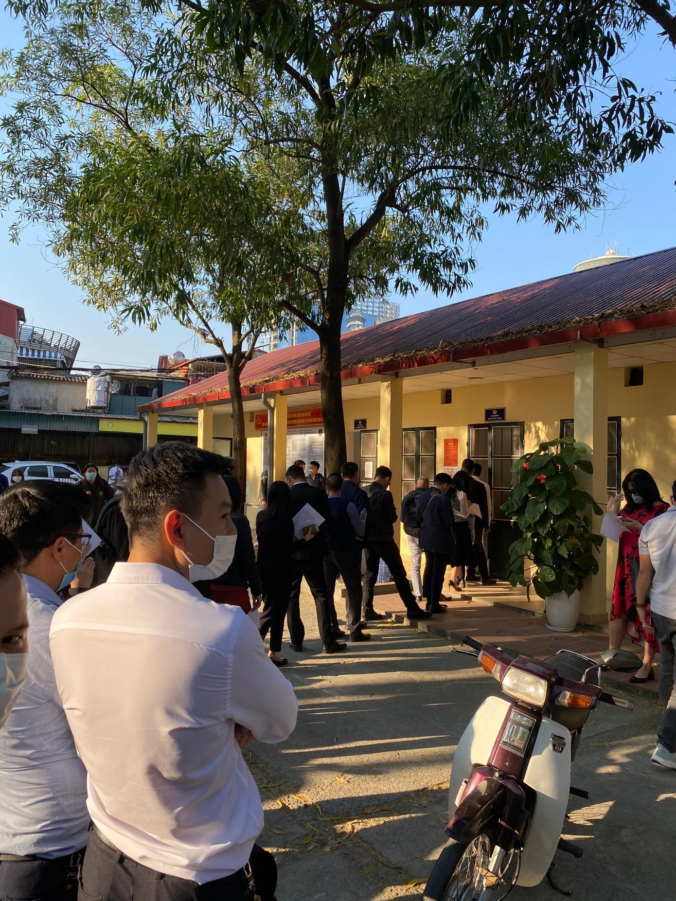 Sáng 1/12, ghi nhận tại các điểm đăng ký ô tô tại Hà Nội cho thấy hàng trăm người đến bấm biển số ô tô. Hầu hết người đi đăng ký là các tư vấn bán hàng của các hãng xe. Sáng 1/12, ghi nhận tại các điểm đăng ký ô tô tại Hà Nội cho thấy hàng trăm người đến bấm biển số ô tô. Hầu hết người đi đăng ký là các tư vấn bán hàng của các hãng xe.