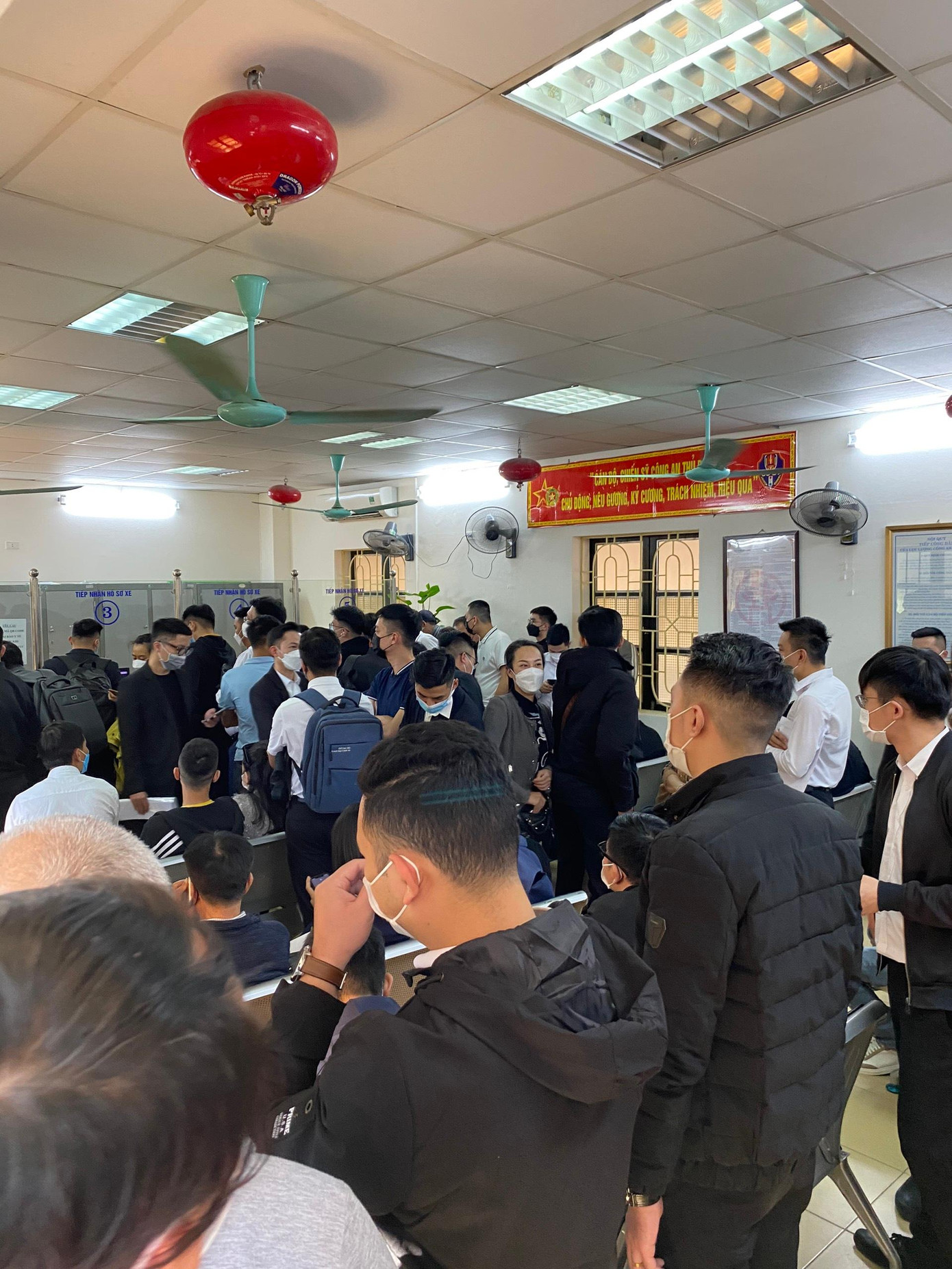 Mỗi sale mang từ 2 đến 3 hồ sơ đăng ký ô tô và với hàng loạt người cùng đi đăng ký, chính vì thế, có người phải ngồi chờ 3 tiếng đồng hồ mới đến lượt bấm biển số. Những ngày bình thường, thời gian chờ chỉ khoảng 30 phút, thậm chí chỉ 10 phút nếu vắng người. Mỗi sale mang từ 2 đến 3 hồ sơ đăng ký ô tô và với hàng loạt người cùng đi đăng ký, chính vì thế, có người phải ngồi chờ 3 tiếng đồng hồ mới đến lượt bấm biển số. Những ngày bình thường, thời gian chờ chỉ khoảng 30 phút, thậm chí chỉ 10 phút nếu vắng người.