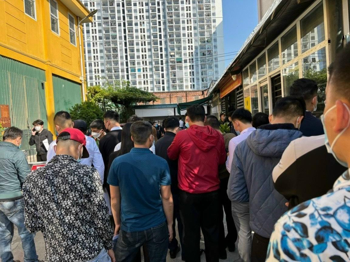 Theo một sale ô tô, sở dĩ tình trạng đông người tập trung đi đăng ký xe trong hôm nay là bởi đây là ngày đầu tiên áp dụng chính sách ưu đãi 50% lệ phí trước bạ cho ô tô sản xuất, lắp ráp trong nước. Các xe hôm nay khai thuế để hưởng mức đóng phí trước bạ chỉ 6% tại Hà Nội đồng thời tiến hành đăng ký biển số luôn trong ngày. Theo một sale ô tô, sở dĩ tình trạng đông người tập trung đi đăng ký xe trong hôm nay là bởi đây là ngày đầu tiên áp dụng chính sách ưu đãi 50% lệ phí trước bạ cho ô tô sản xuất, lắp ráp trong nước. Các xe hôm nay khai thuế để hưởng mức đóng phí trước bạ chỉ 6% tại Hà Nội đồng thời tiến hành đăng ký biển số luôn trong ngày.