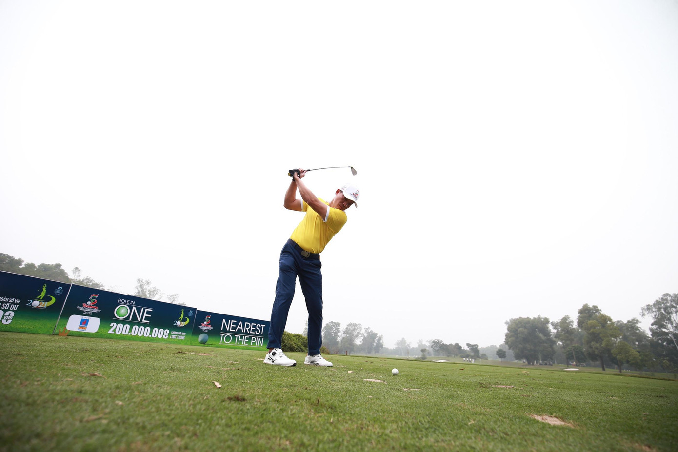 Trưa nay (20/11), tại sân Golf Đồng Mô (Sơn Tây, Hà Nội), giải Golf Vì tài năng trẻ Việt Nam mùa thứ 5 đã chính thức diễn ra. Những giải thưởng HIO hấp dẫn đã kích thích các golfer đua tài và thử vận may. Giải thưởng HIO bằng tiền mặt trị giá 200 triệu đồng tại các hố Par3 do PVI tài trợ mở ra cơ hội trúng giải cho tất cả các golfer tham dự khi thể lệ không hạn chế số lượng người trúng. HIO của thương hiệu Majesty là full set bộ gậy mới nhất của Majesty. Ngoài ra còn có 1 giải HIO khác là bộ gậy full set Sim2 Max của thương hiệu TaylorMade. Tập đoàn Sunshine tài trợ 2 hố HIO bằng tiền mặt, trị giá mỗi hố 100 triệu đồng. Trưa nay (20/11), tại sân Golf Đồng Mô (Sơn Tây, Hà Nội), giải Golf Vì tài năng trẻ Việt Nam mùa thứ 5 đã chính thức diễn ra. Những giải thưởng HIO hấp dẫn đã kích thích các golfer đua tài và thử vận may. Giải thưởng HIO bằng tiền mặt trị giá 200 triệu đồng tại các hố Par3 do PVI tài trợ mở ra cơ hội trúng giải cho tất cả các golfer tham dự khi thể lệ không hạn chế số lượng người trúng. HIO của thương hiệu Majesty là full set bộ gậy mới nhất của Majesty. Ngoài ra còn có 1 giải HIO khác là bộ gậy full set Sim2 Max của thương hiệu TaylorMade. Tập đoàn Sunshine tài trợ 2 hố HIO bằng tiền mặt, trị giá mỗi hố 100 triệu đồng.