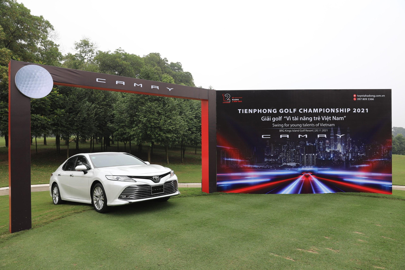 Đáng kể trong số giải HIO là 7 chiếc xe Toyota trị giá hơn 8,6 tỷ đồng từ Toyota Việt Nam và 4 đại lý gồm Toyota Long Biên, Giải Phóng, Hà Đông, Mỹ Đình. Toyota Camry là mẫu sedan với thiết kế nội, ngoại thất trẻ trung, sang trọng. Đáng kể trong số giải HIO là 7 chiếc xe Toyota trị giá hơn 8,6 tỷ đồng từ Toyota Việt Nam và 4 đại lý gồm Toyota Long Biên, Giải Phóng, Hà Đông, Mỹ Đình. Toyota Camry là mẫu sedan với thiết kế nội, ngoại thất trẻ trung, sang trọng.