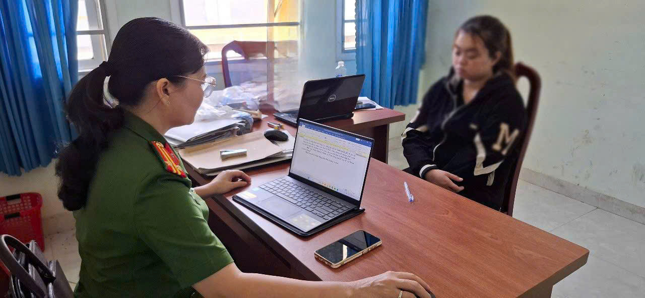 Bảo mẫu Tuyền tại cơ quan công an- Ảnh: CACC
