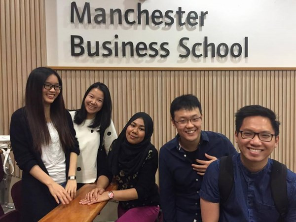 Chàng trai Việt làm việc tại 'thánh địa' Old Trafford của MU ảnh 2