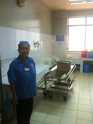 Một điều dưỡng chỉ nơi Tuấn bị nhóm đối phương hành hung khi vào cấp cứu