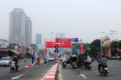 Bắt đầu từ 7h sáng 14-11các phương tiện xe con, xe máy, xe buýt lưu thông theo hướng đường Lê Văn Lương - Láng Hạ và ngược lại qua khu vực nút giao thông Lê Văn Lương - đường Láng sẽ được ưu tiên đi trên cầu vượt