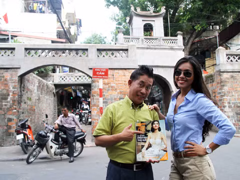 Hai người cùng tạo dáng tại ô Quan Chưởng với cuốn tạp chí có hình bìa của Hoàng My