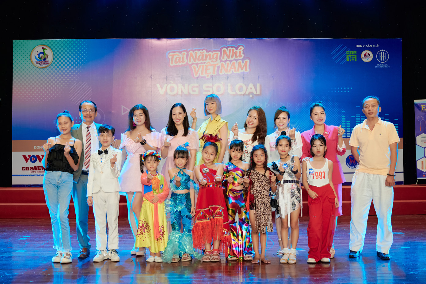 BGK và BTC chụp hình lưu niệm cùng các thí sinh