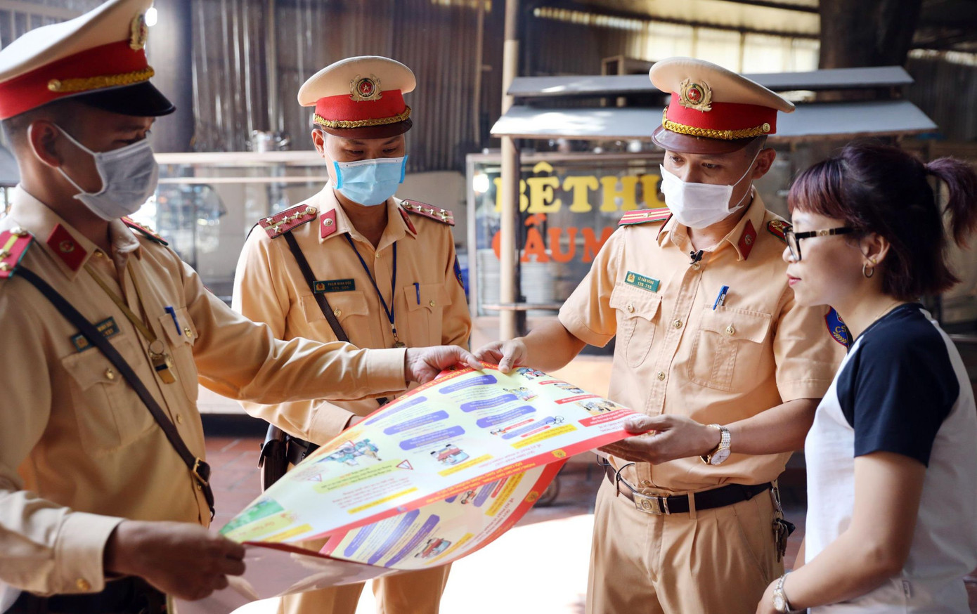 Lực lượng CSGT Hà Nội tổ chức tuyên truyền pháp luật, dán áp phích cảnh báo tác hại của bia rượu và mức phạt vi phạm nồng độ cồn đối với người điều khiển xe máy, ô tô…