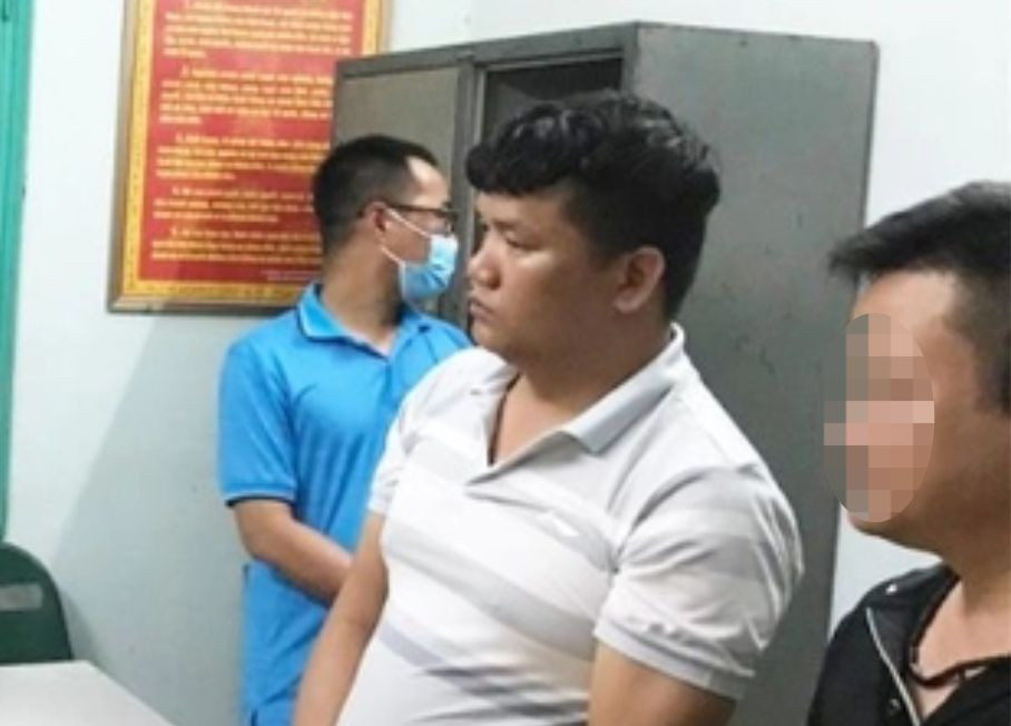 Đối tượng Cường "quắt" - áo phông sáng màu.