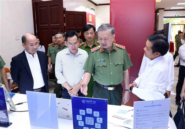 Đại tướng Tô Lâm, Bộ trưởng Bộ Công an và các đại biểu tham quan Triển lãm chuyển đổi số trong Công an nhân dân lần thứ 2 năm 2023. Ảnh: TTXVN