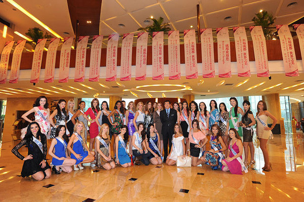 Trúc Diễm mặc váy hoa đứng ở ngoài cùng bên trái