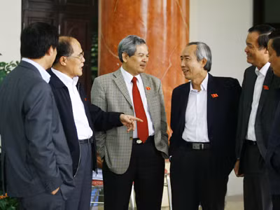 Các đại biểu Quốc hội khóa XII trao đổi bên hành lang Quốc hội. Ảnh: Hồng Vĩnh