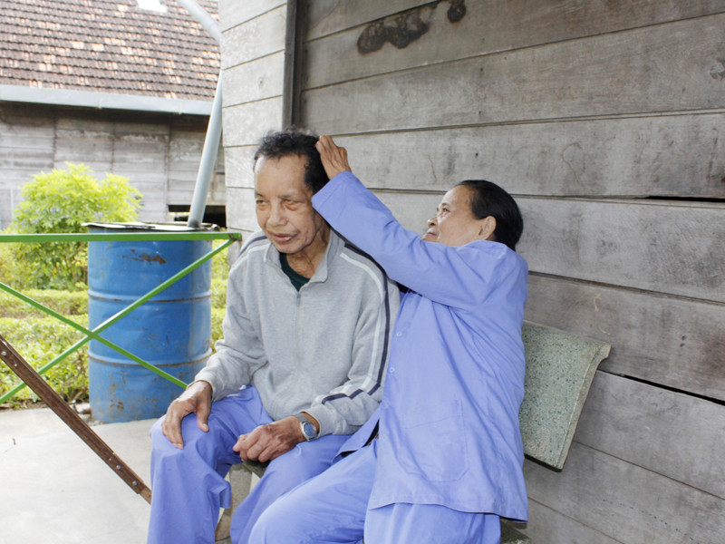 Hằng ngày, bà vẫn nhổ tóc sâu cho ông. Hằng ngày, bà vẫn nhổ tóc sâu cho ông