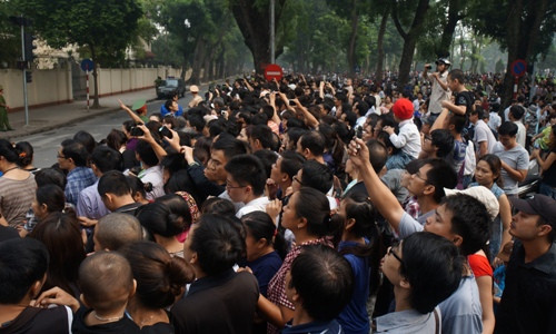 Người dân tập trung rất đông dể tiễn đưa Đại tướng