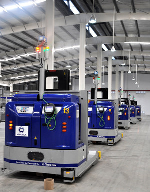 Hệ thống rô-bốt tự động tại Nhà máy sữa Việt Nam. Toàn bộ nhà máy ứng dụng công nghệ tự động hóa và điều khiển tích hợp ở một đẳng cấp Thế giới hết sức hiện đại, từ khâu nhập liệu tới kho thành phẩm (Ảnh: Hà Mai)