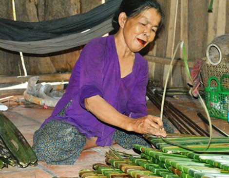 Bà Tư chỉ ăn trầu và uống cà phê suốt 30 năm qua nhưng vẫn đủ sức khỏe đi làm thuê. Bà Tư chỉ ăn trầu và uống cà phê suốt 30 năm qua nhưng vẫn đủ sức khỏe đi làm thuê