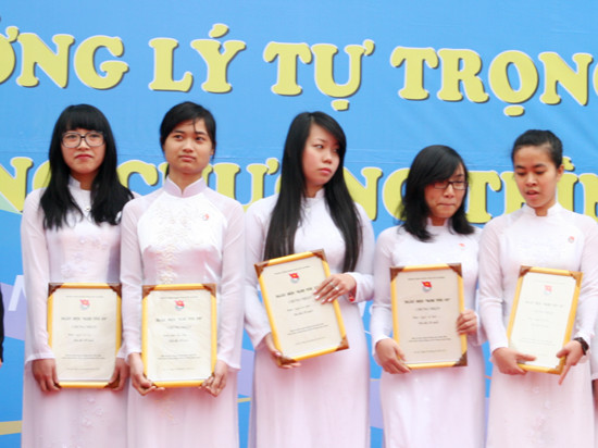 Nữ sinh trường Chu Văn An trong lễ trưởng thành 18 tuổi