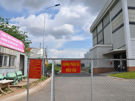 Nhà máy tinh luyện mỡ cá thuộc IDI chiều 5/9 vẫn đang bị phong tỏa. Nhà máy tinh luyện mỡ cá thuộc IDI chiều 5/9 vẫn đang bị phong tỏa