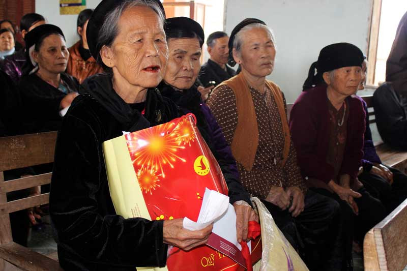 Bà Lê Thị Minh ở Xuân Tiến , Thọ Xuân nhận quà