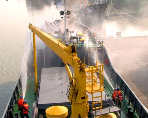 Cùng thời gian, hỏa lực của địch đánh trúng mũi tàu gây ra một số đám cháy. Các chiến sĩ nhanh chóng sử dụng phương tiện cứu hỏa dập tắt