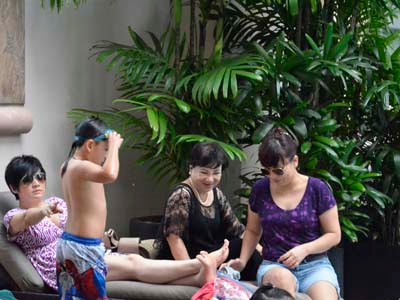 Mẹ của Phương Trinh cũng về nước trong thời gian Bằng Kiều diễn show