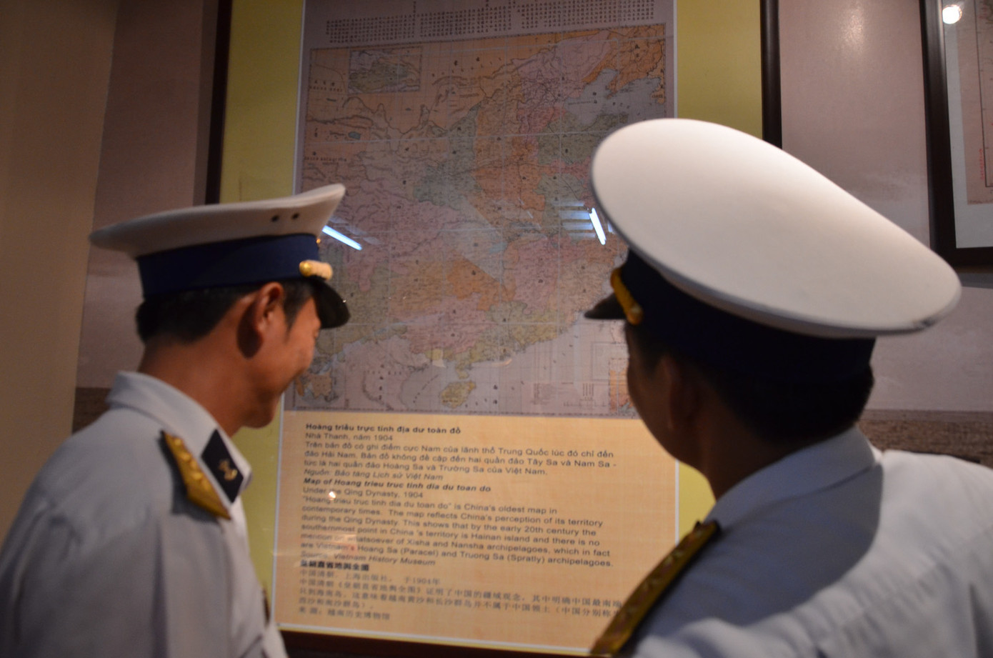 Mảng tư liệu của Vệt Nam, được nhấn mạnh với các thư tịch, bản đồ có tài liệu và tính chất chính thức của nhà nước như châu bản triều Nguyễn, các bộ chính sử, địa lý lịch sử, các công văn, giấy tờ hay ghi chép khách quan của những quan chức, viên chức, học giải đang thực thi công vụ của nhà nước.