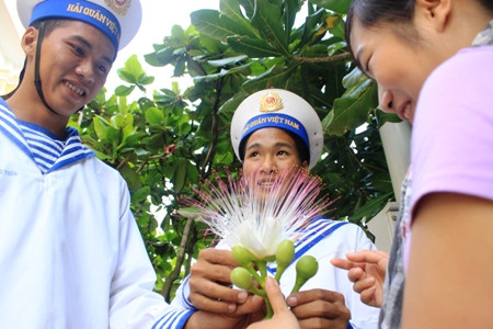 Bàng vuông trở thành quà không thể thiếu của lính đảo để dành tặng cho người thân