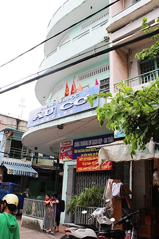 Trường Tiểu học Âu Cơ số 160B Trần Quý, P. 6, Quận 11 trong tình trạng tương tự không có khuôn viên. Trường nằm ngay góc cua, tấm bảng nhỏ xúi, nếu không để ý, ít người nhận ra đây là trường học