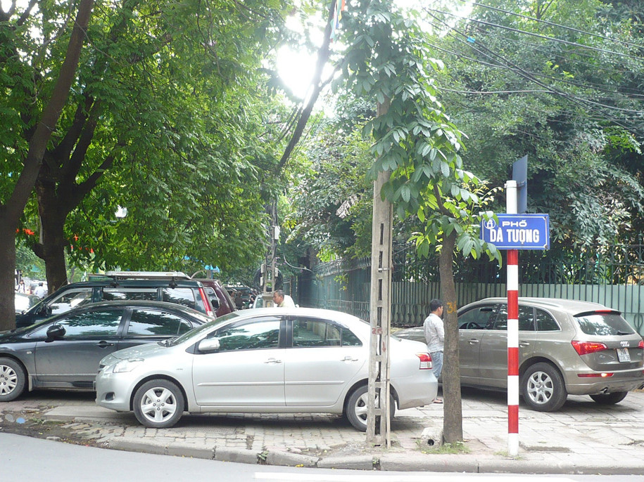 Theo chuyên gia gần 100.000 m2 đất trong giữ xe (chủ yếu nằm ở lòng đường và vỉa hè) đang do các đơn vị tư nhân khai thác. Ảnh: Trọng Đảng