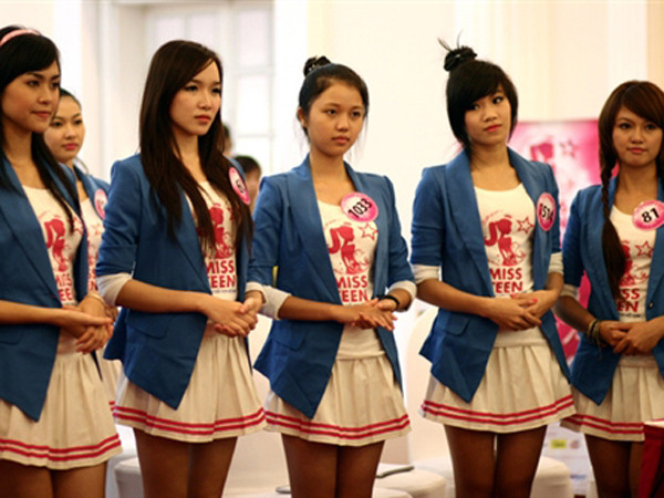 Học cách để tay khi đứng. Ảnh: M.X.T